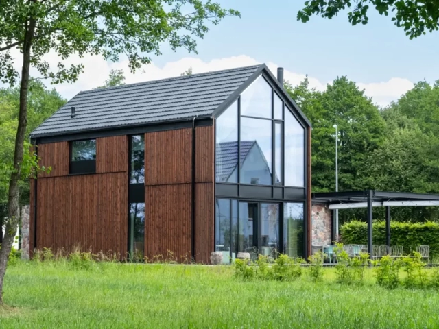 Elewacja Shou Sugi Ban - Degmeda - Modrzew - Dom nad jeziorem, Mazury