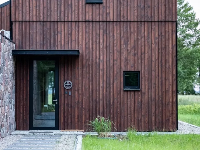 Elewacja Shou Sugi Ban - Degmeda - Modrzew - Dom nad jeziorem, Mazury