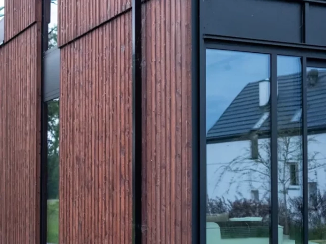 Elewacja Shou Sugi Ban - Degmeda - Modrzew - Dom nad jeziorem, Mazury