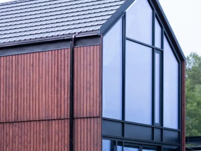 Elewacja Shou Sugi Ban - Degmeda - Modrzew - Dom nad jeziorem, Mazury