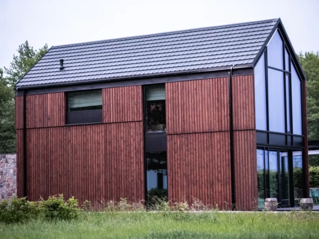 Elewacja Shou Sugi Ban - Degmeda - Modrzew - Dom nad jeziorem, Mazury