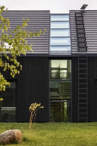 Degmeda - Elewacje Shou Sugi Ban - Modrzew, Nowoczesna Czarna Stodoła, Dąbrówka Degmeda - Elewacje Shou Sugi Ban - Modrzew, Nowoczesna Czarna Stodoła, Dąbrówka