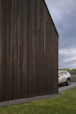 Degmeda - Elewacje Shou Sugi Ban - Modrzew, Nowoczesna Czarna Stodoła, Dąbrówka Degmeda - Elewacje Shou Sugi Ban - Modrzew, Nowoczesna Czarna Stodoła, Dąbrówka