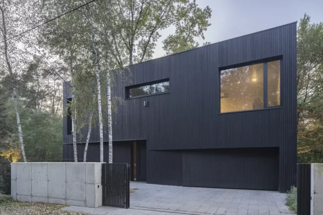 Elewacje Shou Sugi Ban - Degmeda - Świerk skandynawski - Nowoczesna Czarna Kostka Elewacje Shou Sugi Ban - Degmeda - Świerk skandynawski - Nowoczesna Czarna Kostka