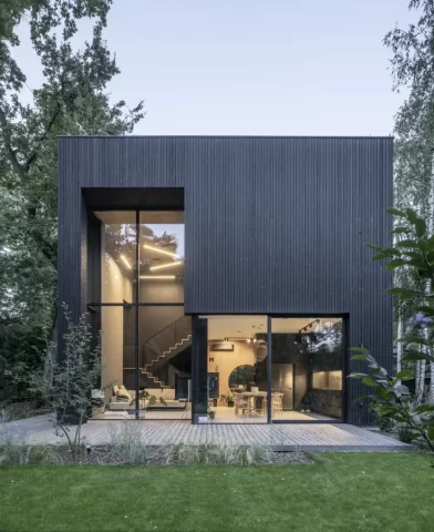 Elewacje Shou Sugi Ban - Degmeda - Świerk skandynawski - Nowoczesna Czarna Kostka Elewacje Shou Sugi Ban - Degmeda - Świerk skandynawski - Nowoczesna Czarna Kostka