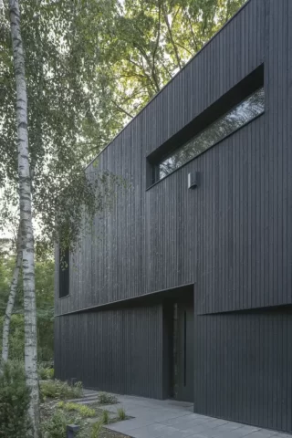 Elewacje Shou Sugi Ban - Degmeda - Świerk skandynawski - Nowoczesna Czarna Kostka Elewacje Shou Sugi Ban - Degmeda - Świerk skandynawski - Nowoczesna Czarna Kostka