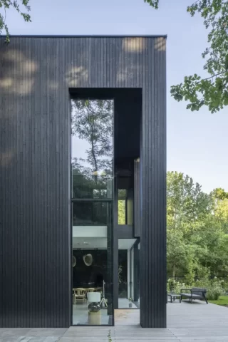 Elewacje Shou Sugi Ban - Degmeda - Świerk skandynawski - Nowoczesna Czarna Kostka Elewacje Shou Sugi Ban - Degmeda - Świerk skandynawski - Nowoczesna Czarna Kostka