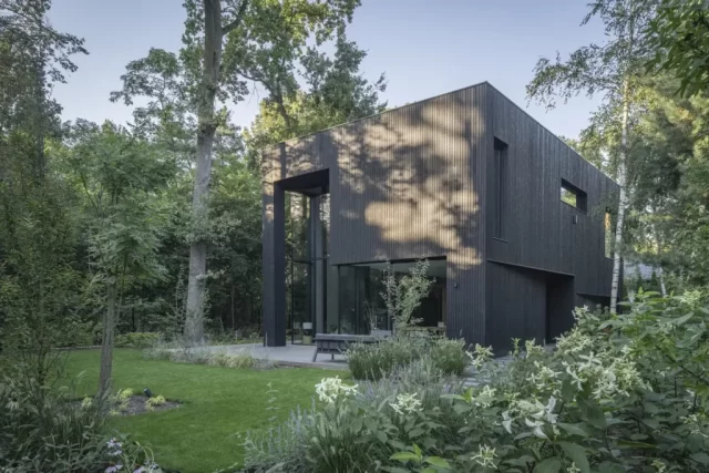 Elewacje Shou Sugi Ban - Degmeda - Świerk skandynawski - Nowoczesna Czarna Kostka Elewacje Shou Sugi Ban - Degmeda - Świerk skandynawski - Nowoczesna Czarna Kostka