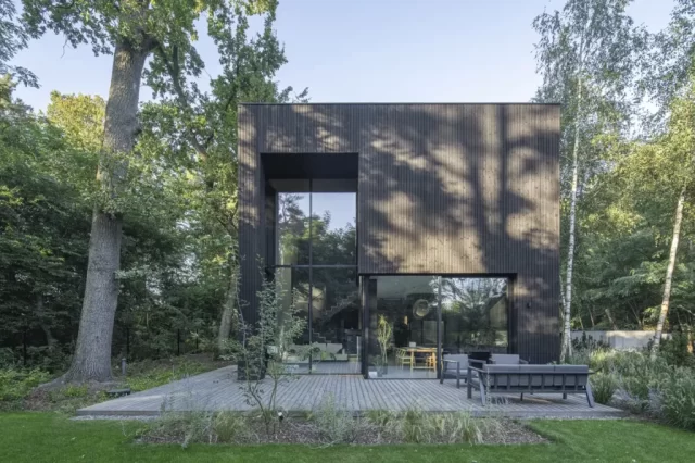 Elewacje Shou Sugi Ban - Degmeda - Świerk skandynawski - Nowoczesna Czarna Kostka Elewacje Shou Sugi Ban - Degmeda - Świerk skandynawski - Nowoczesna Czarna Kostka