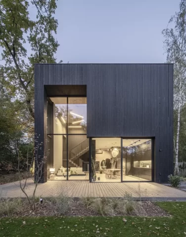 Elewacje Shou Sugi Ban - Degmeda - Świerk skandynawski - Nowoczesna Czarna Kostka Elewacje Shou Sugi Ban - Degmeda - Świerk skandynawski - Nowoczesna Czarna Kostka